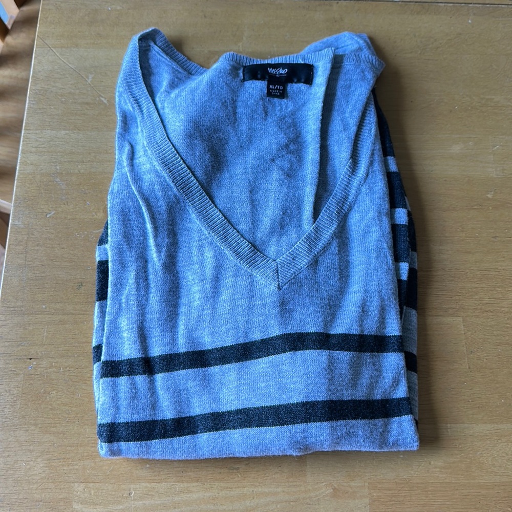 Mossino Gray Sweater -Size XL